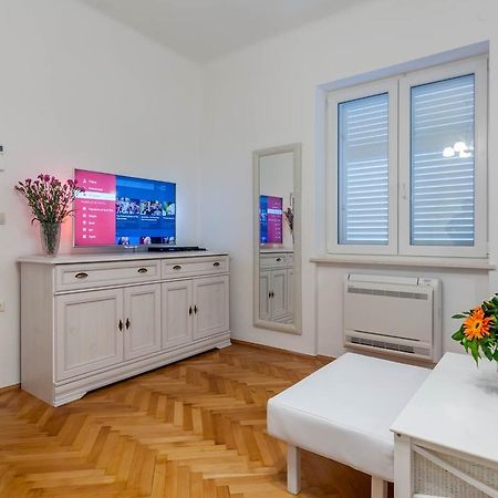 Chic Apartment In Center Split Szoba fotó