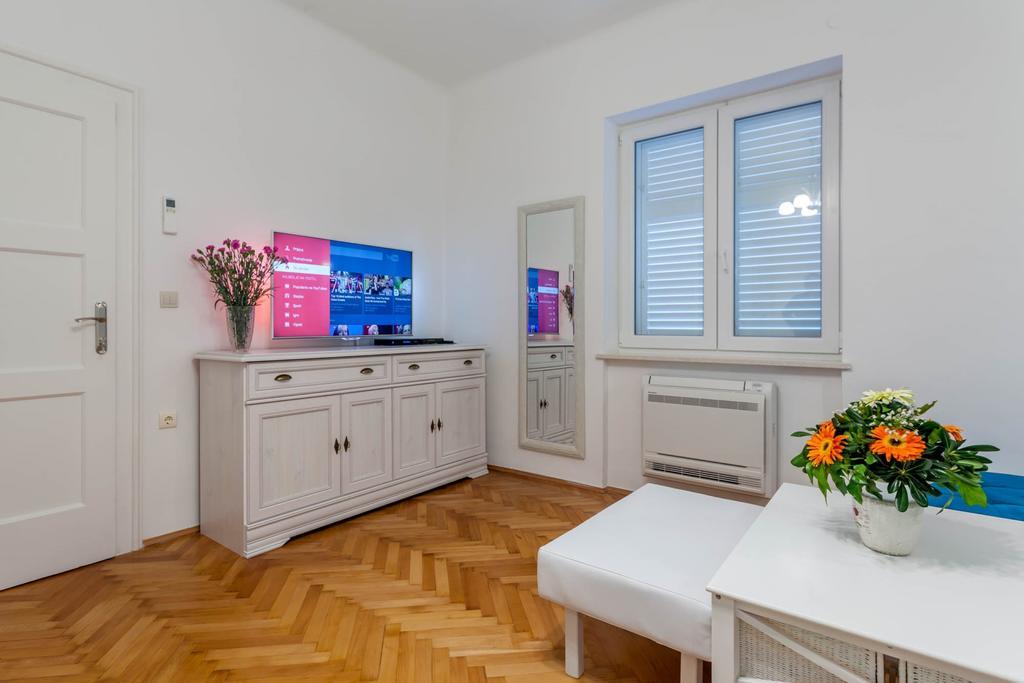 Chic Apartment In Center Split Szoba fotó